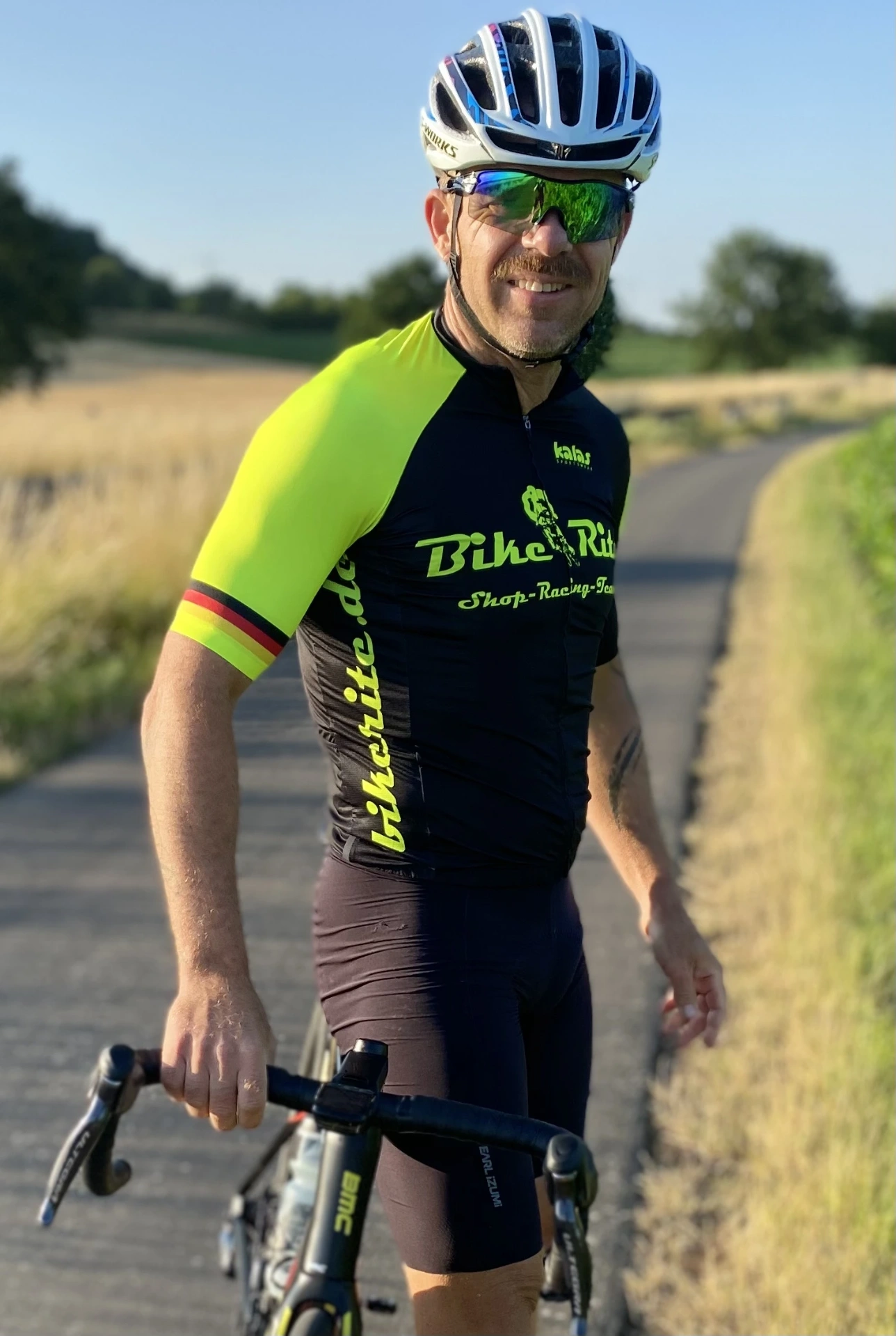 Peter Mai im BikeRite-Trikot auf dem Rennrad